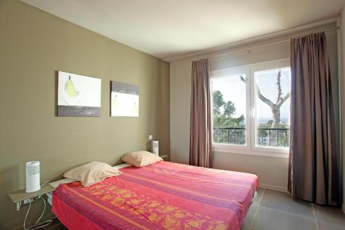 ミハス・コスタにあるJardín Mirafloresのベッドルーム(大型ベッド1台、窓付)