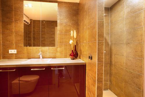 ミハス・コスタにあるJardín Mirafloresのバスルーム(洗面台、トイレ、鏡付)