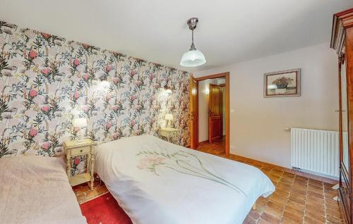 a bedroom with a bed and a wall covered in wallpaper at Beautiful Home In Taintrux With Wifi in Taintrux