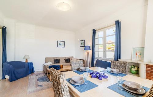 Una sala de estar con una mesa de comedor y un sofá. en Cozy Apartment In Saint-Palais-Sur-Mer, en Saint-Palais-sur-Mer