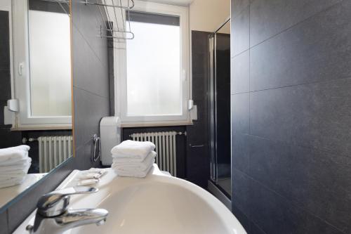 W łazience znajduje się umywalka, lustro i wanna. w obiekcie CASA MAJOR Appartamenti w mieście Cervia