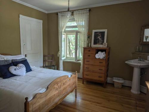 Ένα ή περισσότερα κρεβάτια σε δωμάτιο στο La Belle Visite, anciennement Gîte Victoria