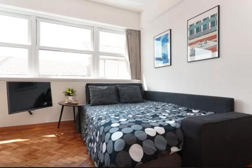 ein Schlafzimmer mit Bett und Flachbildfernseher in der Unterkunft Studios Baixa Downtown Porto in Porto