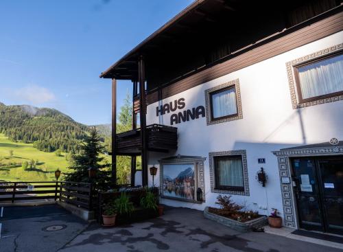 バート・クラインキルヒハイムにあるHaus Anna Appartementhausの「hogs ammo」と書かれた看板のある建物