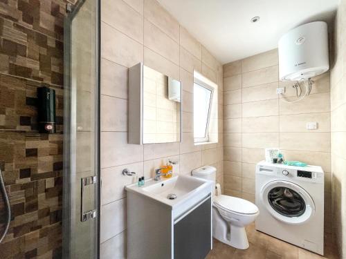 Ένα μπάνιο στο Msida Central Suites - EMMNIC Court