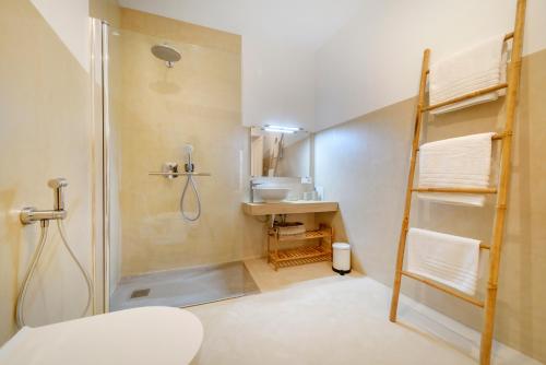 małą łazienkę z prysznicem i umywalką w obiekcie Petit Biniaraix - Ex Menditzu Rooms w Sóller