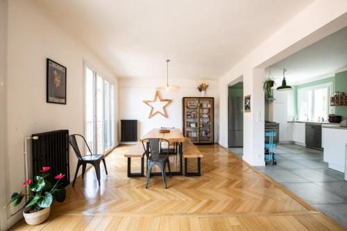 un salon avec une table et une salle à manger dans l'établissement Atelier St Didier-Spacieux avec grand balcon-Saône, à Lyon