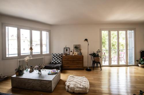 un salon avec un canapé et une table dans l'établissement Atelier St Didier-Spacieux avec grand balcon-Saône, à Lyon