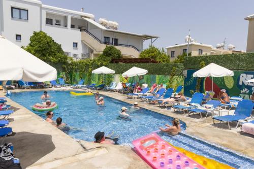 Bazén v ubytování Alecos Hotel Apartments nebo v jeho okolí