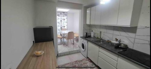 une cuisine avec un évier et une machine à laver dans l'établissement Appartement f3 Sevran, à Sevran