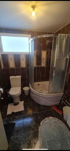 une salle de bain avec une baignoire, des toilettes et une douche dans l'établissement Appartement f3 Sevran, à Sevran