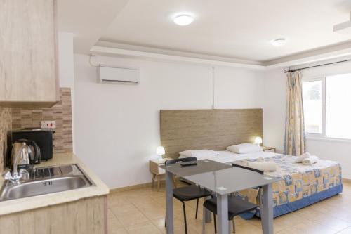 Kuchyň nebo kuchyňský kout v ubytování Alecos Hotel Apartments