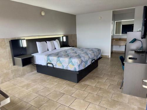Кровать или кровати в номере Motel 6 Mesquite, TX Town East