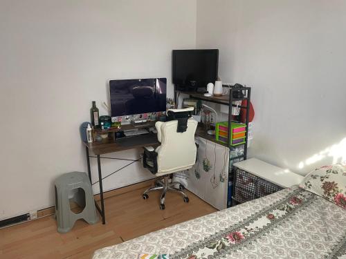 une pièce avec un bureau avec un ordinateur et une chaise dans l'établissement Vivien, à Épinay-sur-Seine