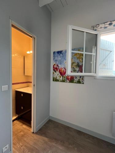 Cette chambre dispose d'une fenêtre et d'une peinture murale. dans l'établissement Villa BELVENTO Provence Luxury Hideaway mit Pool exklusiv, à Ventabren