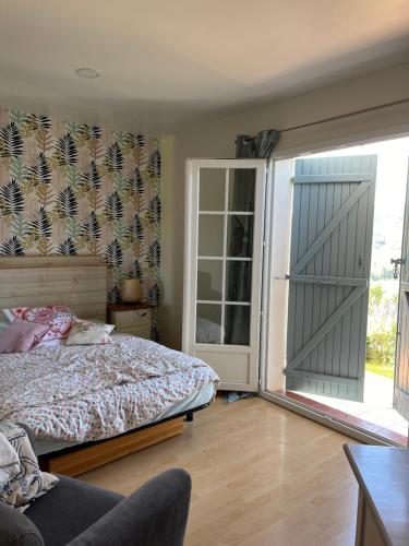 une chambre avec un lit et une porte coulissante en verre dans l'établissement Villa BELVENTO Provence Luxury Hideaway mit Pool exklusiv, à Ventabren