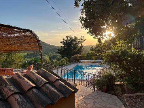- une vue sur la piscine et le coucher du soleil dans l'établissement Villa BELVENTO Provence Luxury Hideaway mit Pool exklusiv, à Ventabren
