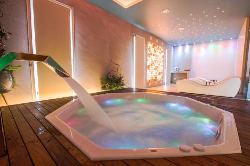 a jacuzzi tub in the middle of a room at Agriturismo Monte di Bebbio in Bebbio