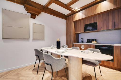 une salle à manger avec une table et des chaises dans l'établissement Luxury in the heart or Paris-Notre Dame, à Paris