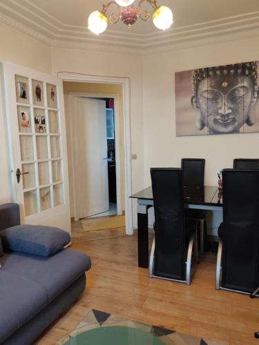 un salon avec un canapé et une table dans l'établissement Appartement spacieux avec une belle vue sur le Tribunal de Paris, à Paris