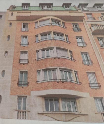 d'un grand bâtiment en briques avec des fenêtres. dans l'établissement Appartement spacieux avec une belle vue sur le Tribunal de Paris, à Paris