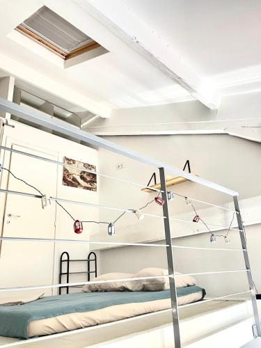 Cette chambre comprend un lit superposé éclairé. dans l'établissement Duplex heart of Cannes with terrace, à Cannes