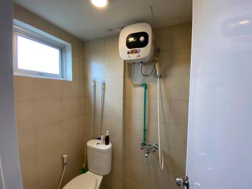 Kamar mandi di Apt Oak Tower 2BR with Wi-Fi & Pool by Damaresa