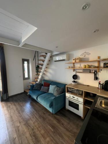 - un salon avec un canapé bleu et un escalier dans l'établissement Duplex heart of Cannes with terrace, à Cannes