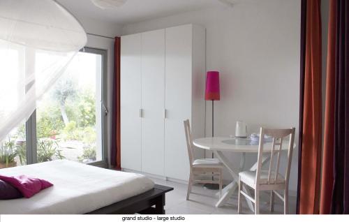 - une chambre avec une table, une table et des chaises dans l'établissement 456 Chemin de la Pinède, à Menton