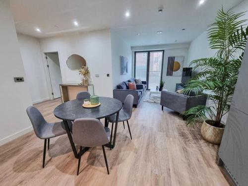 Posezení v ubytování Stunning 4-bedroom Townhouse with Free Parking