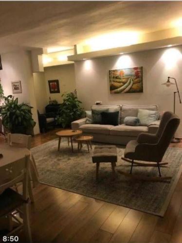 a living room with a couch and a table at דירה מהממת ברמת גן in Ramat Gan