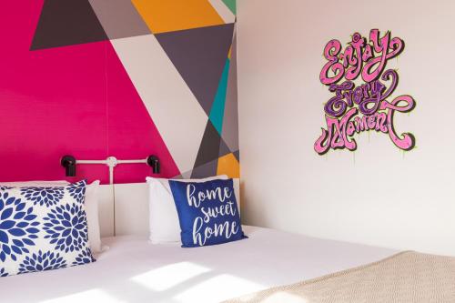Una cama o camas en una habitación de Generator London