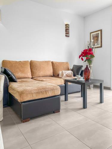 un salon avec un canapé et une table dans l'établissement gîte de Marko et Mag à Oudon, à Oudon