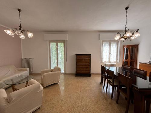 a living room with a table and a dining room at Eleganza retrò con vista sulla Basilica in Loreto