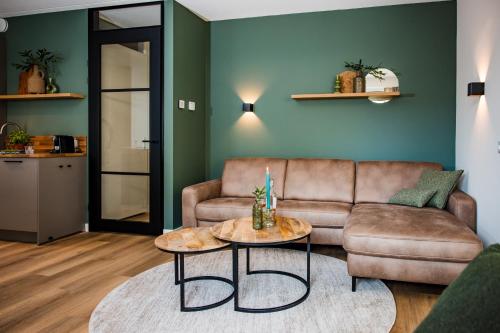 Χώρος καθιστικού στο Recreatiewoning 'Dwergarend' op Christelijk Vakantiepark