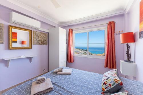 sypialnia z łóżkiem i widokiem na ocean w obiekcie Edificio Miami, 2 bedroom w mieście Nerja