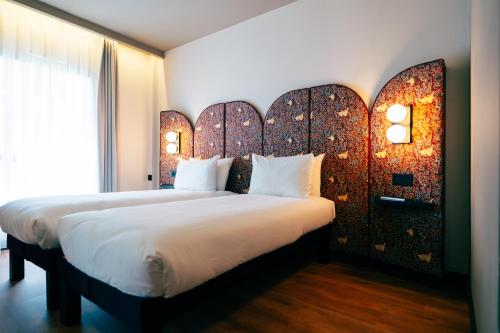 a bedroom with a large bed with a headboard at Ibis Styles Madrid Centro Maravillas in Madrid