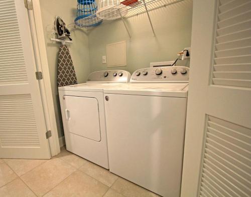 - Lavadora y secadora en una habitación con puerta en Phoenix Gulf Shores 1901 by Liquid Life, en Gulf Shores
