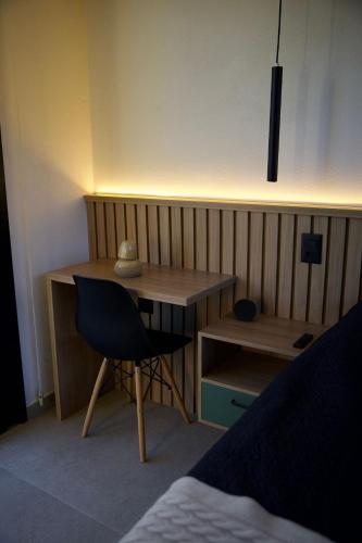 a bedroom with a desk and a chair and a bed at Casa Nengueta - Lapinha da Serra in Santana do Riacho