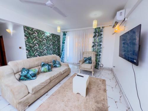 Televiisor ja/või meelelahutuskeskus majutusasutuses OCEAN-BREEZE TWO BEDROOM APARTMENt WITH A SWIMMING POOL