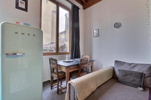 un salon avec un canapé et une table dans l'établissement La Loge - Beautiful T2 Apartment - Lyon 5th, à Lyon