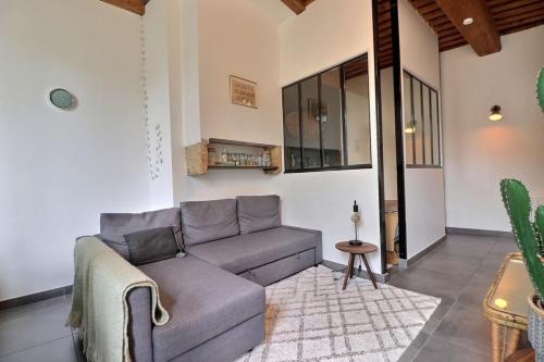 un salon avec un canapé et une table dans l'établissement La Loge - Beautiful T2 Apartment - Lyon 5th, à Lyon