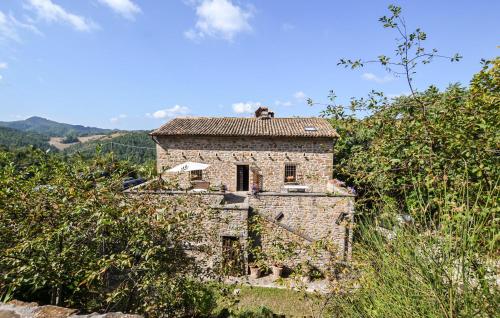 stary kamienny dom na wzgórzu z drzewami w obiekcie Nice Home In Apecchio -Pu- w mieście Apecchio
