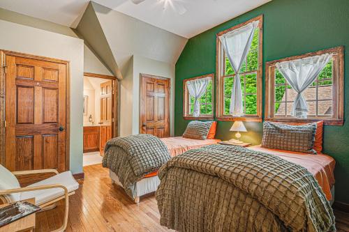 Ένα ή περισσότερα κρεβάτια σε δωμάτιο στο Smokey Mountain Getaway