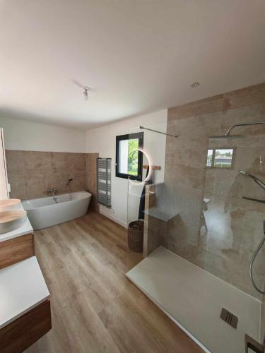une salle de bain avec une baignoire, un lavabo et une douche dans l'établissement Maison proche circuit Le Mans, à Mulsanne