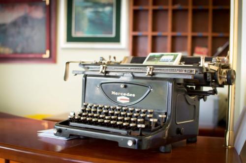 an old typewriter sitting on top of a table at Hotel Ana in Gospić