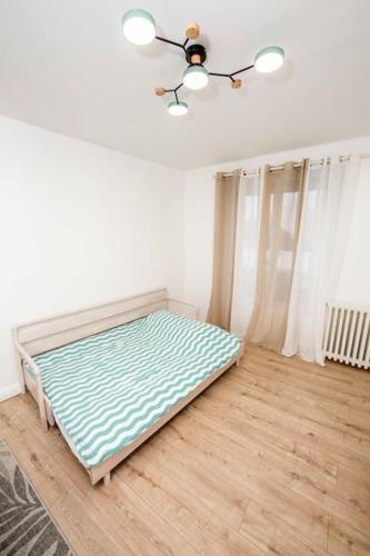 - un lit dans une chambre avec plafond dans l'établissement Studio proche de Paris et Orly, à Alfortville