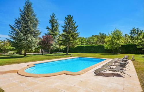 サン・カナにあるLovely Home In St Cannatの庭園の隣にスイミングプール(ラウンジチェア付)