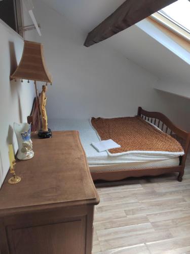 une chambre avec un lit et une table avec une lampe dans l'établissement Villa Jasmin, à Bobigny