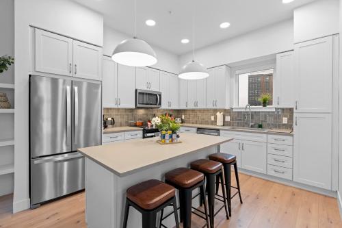 Η κουζίνα ή μικρή κουζίνα στο Downtown Lux Townhouse 3Bd 4Ba 2 King Bed, Garage